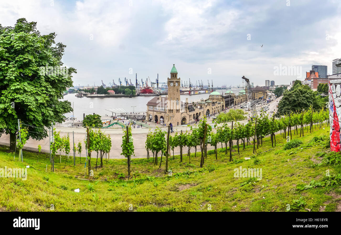 Famosi Hamburger Landungsbrücken con porto commerciale e il fiume Elba, St. Pauli district, Amburgo, Germania Foto Stock