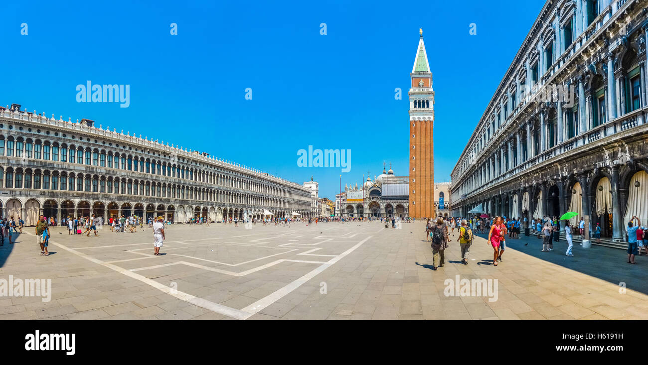 Bella vista panoramica del centro storico di Piazzetta San Marco con il Palazzo del Doge e il famoso Campanile di San Marco, Procuratie e caffè Foto Stock