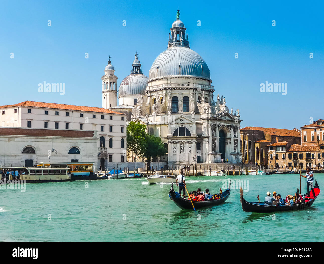 Tradizionali gondole sul Canal Grande con la sua storica Basilica di Santa Maria della Salute in background, Venezia, Italia Foto Stock