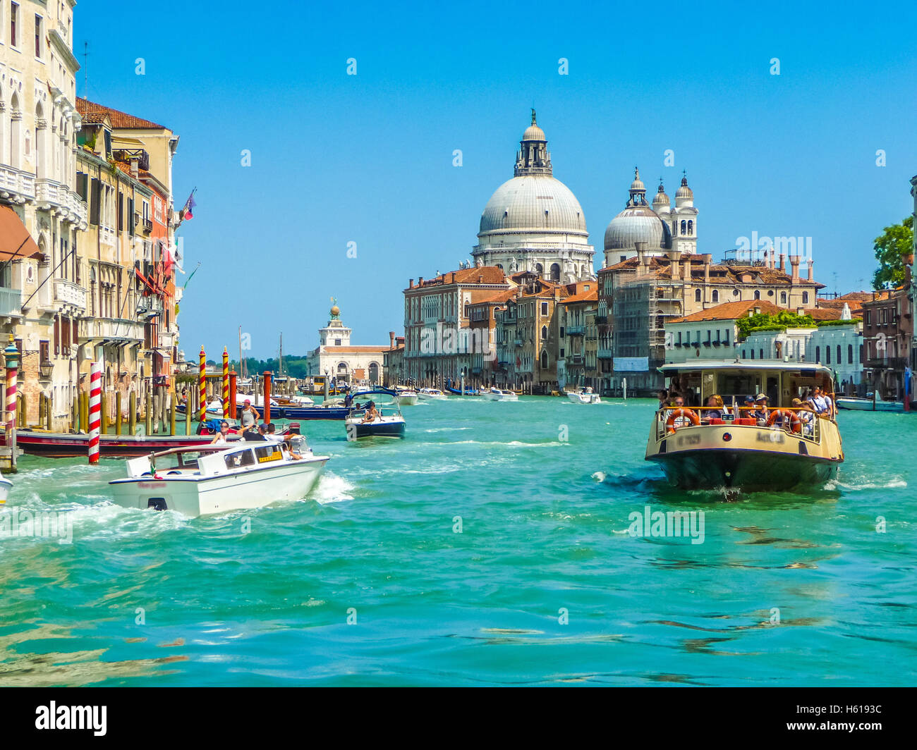 Il Canal Grande con la Basilica di Santa Maria della Salute a Venezia, Italia Foto Stock