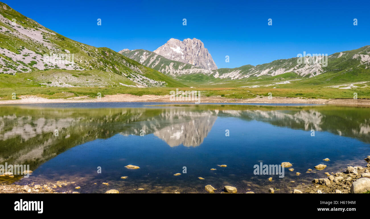 Bellissimo paesaggio con Gran Sasso d'Italia picco a Campo Imperatore altopiano dell'Appennino, Abruzzo, Italia Foto Stock
