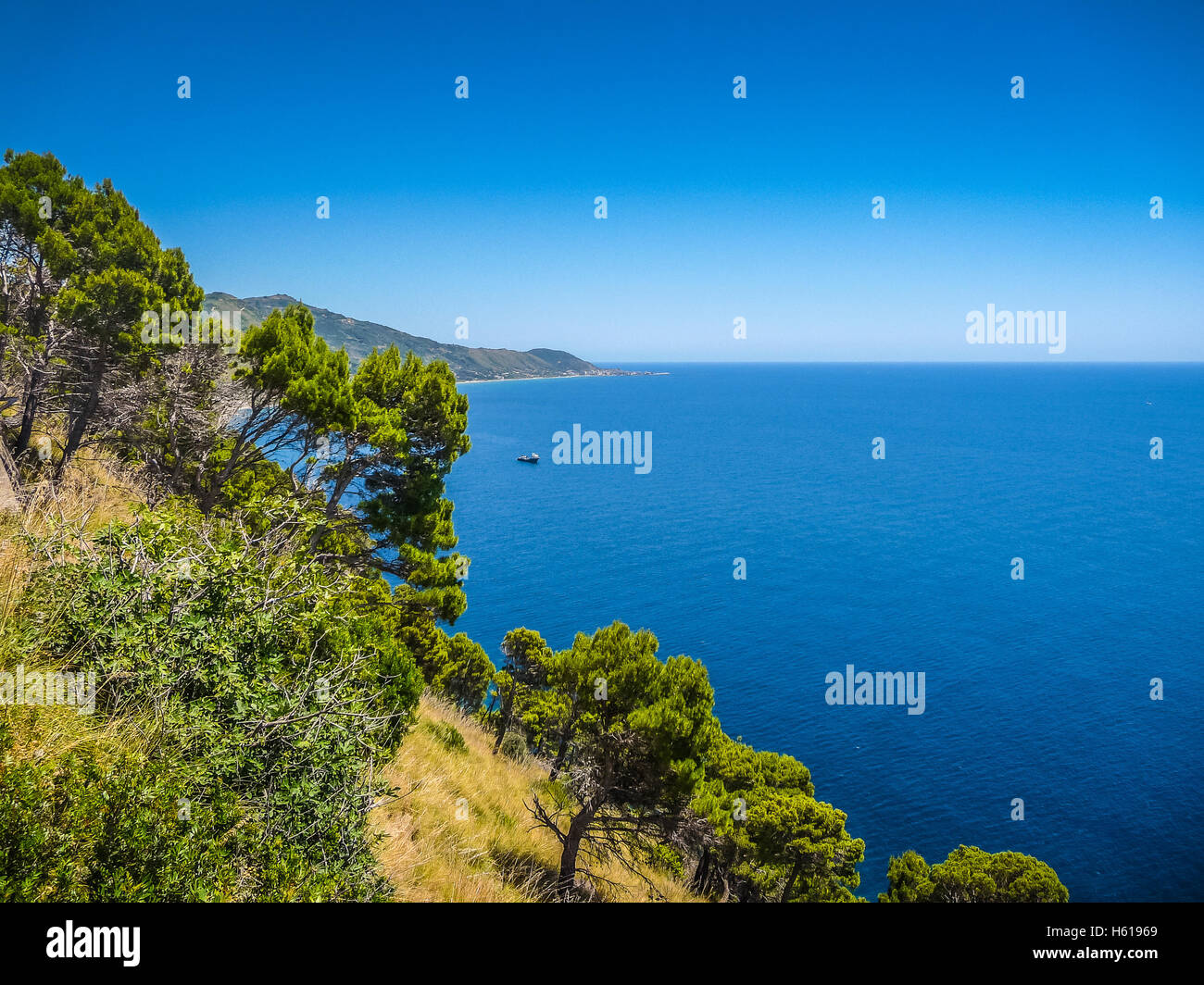 Vista panoramica del bellissimo paesaggio costiero presso la costa Cilentan, provincia di Salerno, Campania, Italia meridionale Foto Stock
