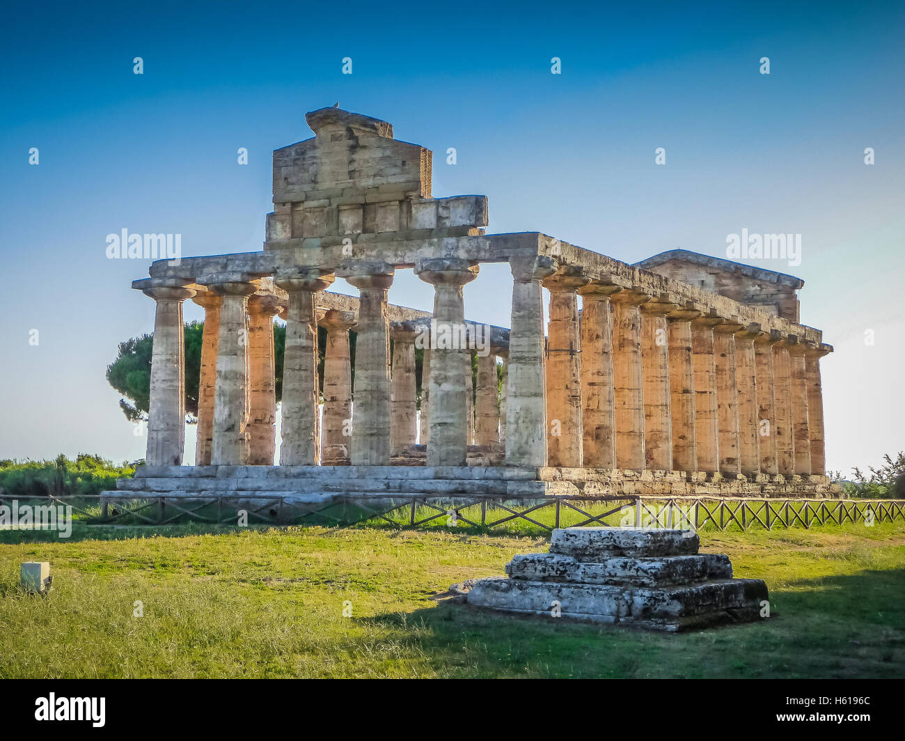 Antico tempio al famoso archeologica di Paestum Sito Patrimonio Mondiale dell'UNESCO, che contiene alcuni dei più ben conservato ancie Foto Stock
