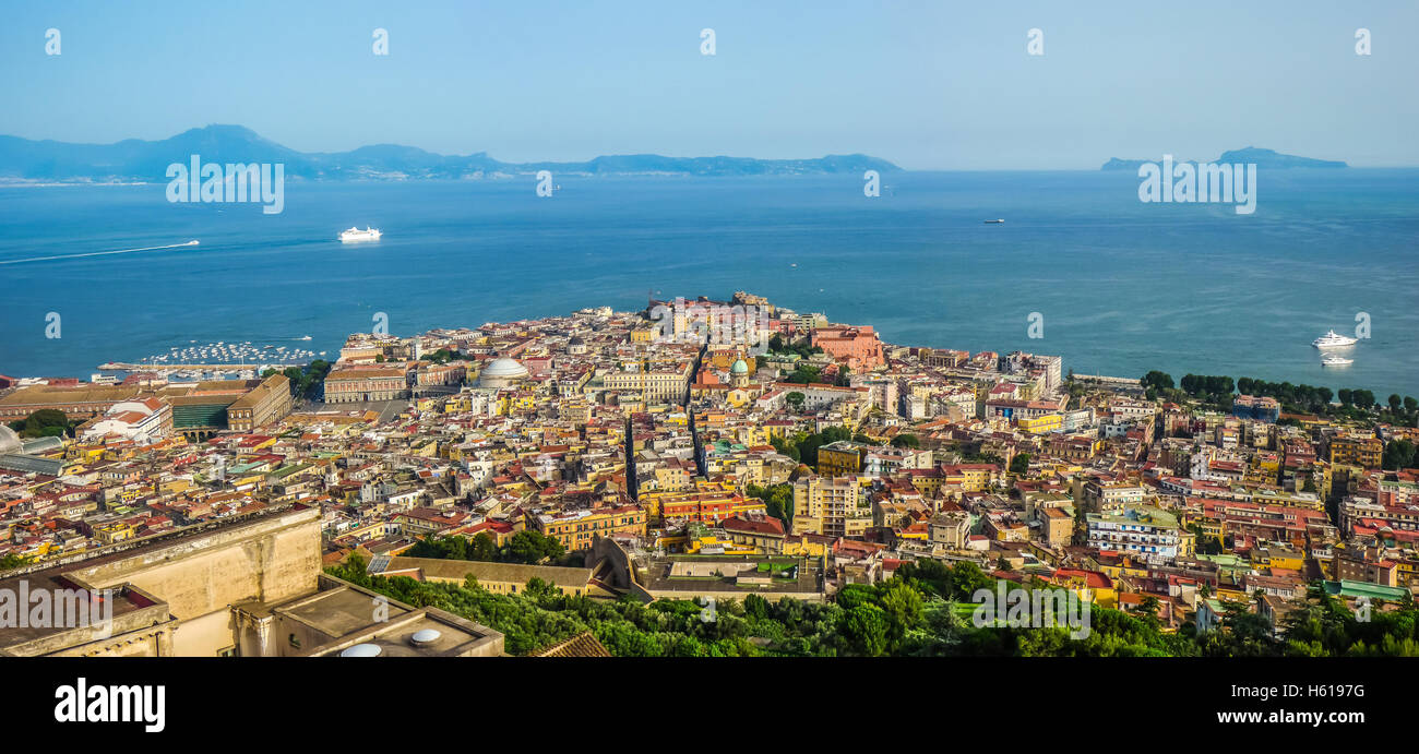 New Scenic 5 posti da cartolina della vista della città di Napoli (Napoli) con il golfo di Napoli in golden luce della sera al tramonto, Campania, Foto Stock