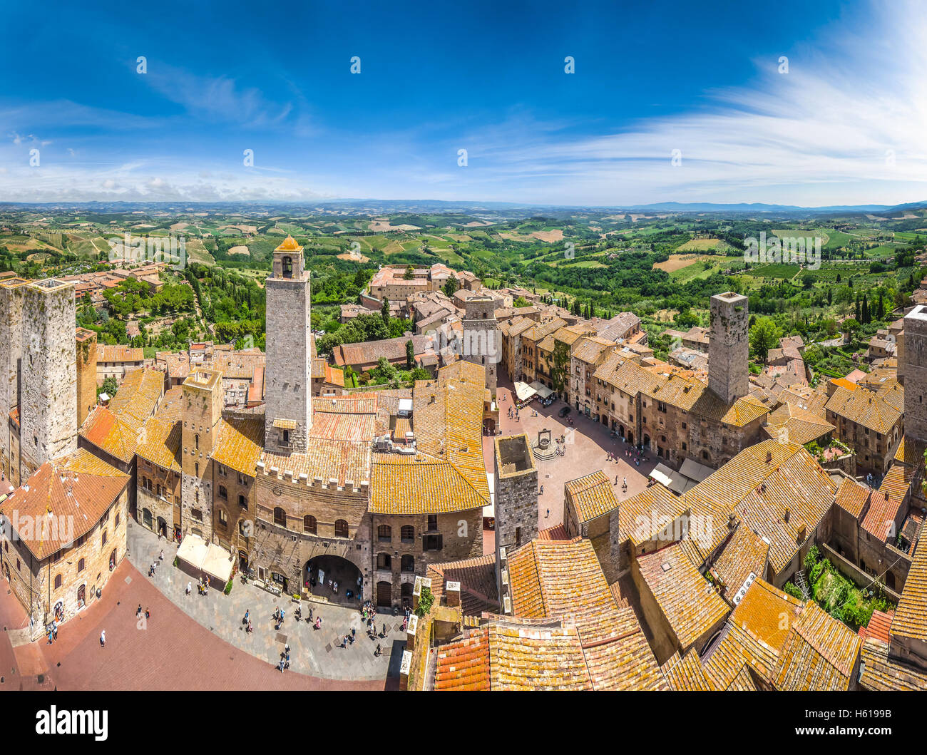 Antenna ampio angolo di vista del centro storico di San Gimignano con la campagna toscana in una giornata di sole, Toscana, Italia Foto Stock