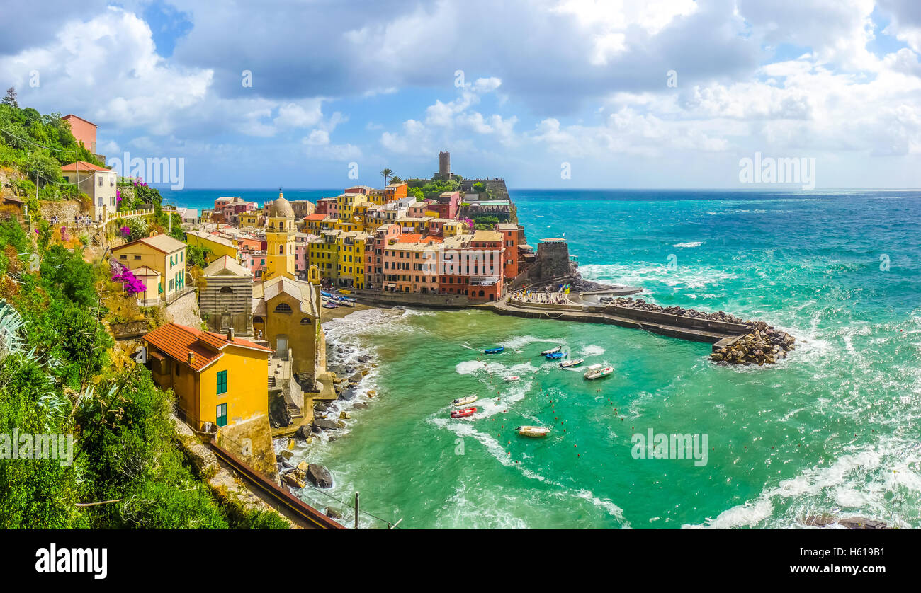 Bellissima vista di Vernazza, uno dei cinque famosi villaggi di pescatori delle Cinque Terre con drammatica cloudscape in Liguria, Italia Foto Stock