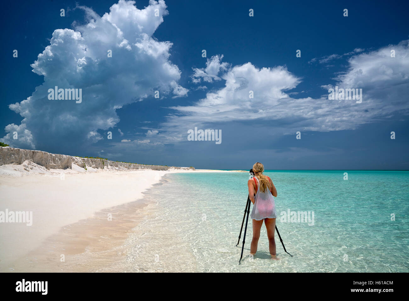 Fotografo con bianche scogliere chaulk nuvole e oceano. Ammiragli punto. Isole Turks e Caicos Foto Stock
