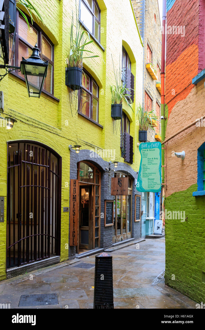 London, Regno Unito - 2 Agosto 2016 - Neal's Yard, un piccolo vicolo in Covent Garden area Foto Stock