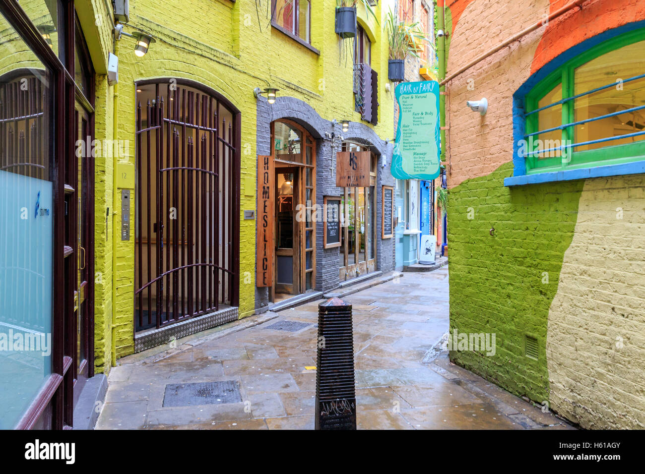 London, Regno Unito - 2 Agosto 2016 - Neal's Yard, un piccolo vicolo in Covent Garden area Foto Stock