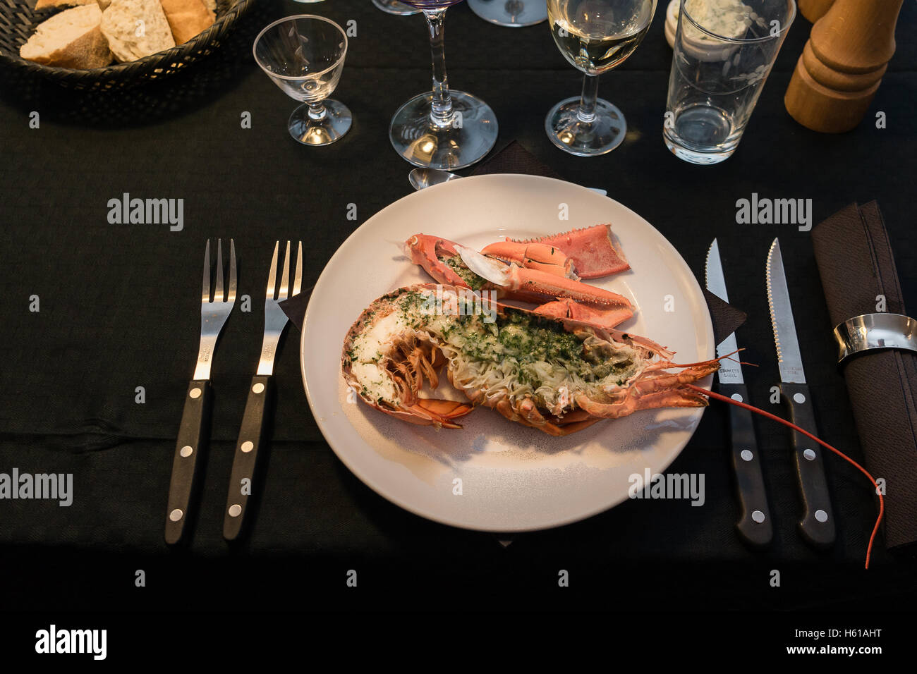 Una cena a base di aragosta vigilia di capodanno, impostato su una tavola nera Foto Stock