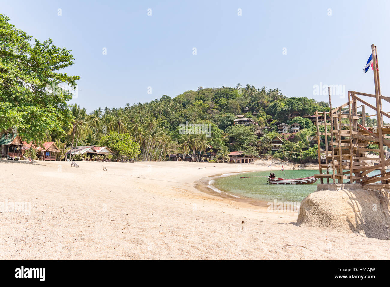 Haad Sadet Beach, Koh Pangan, Thailandia, 26 aprile 2016. Un lontano bay con un paio di baracche Foto Stock
