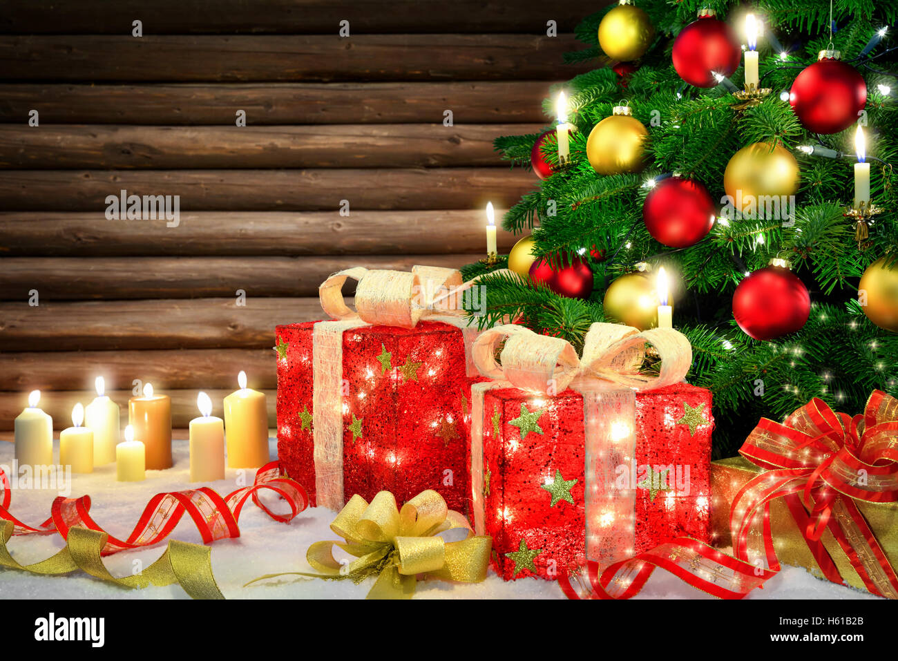 Albero luminoso magico. Interno casa di Natale con albero di Natale.  Palline rosse e bianche appese su rami di pino. Luci festive nella parete  di mattoni Foto stock - Alamy