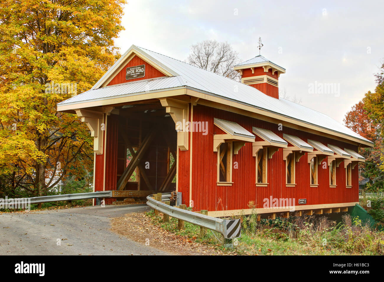 Hyde Road ponte coperto in autunno, Greene County, Ohio. Costruito nel 2014. Yellow Springs, Ohio, Stati Uniti d'America. Foto Stock