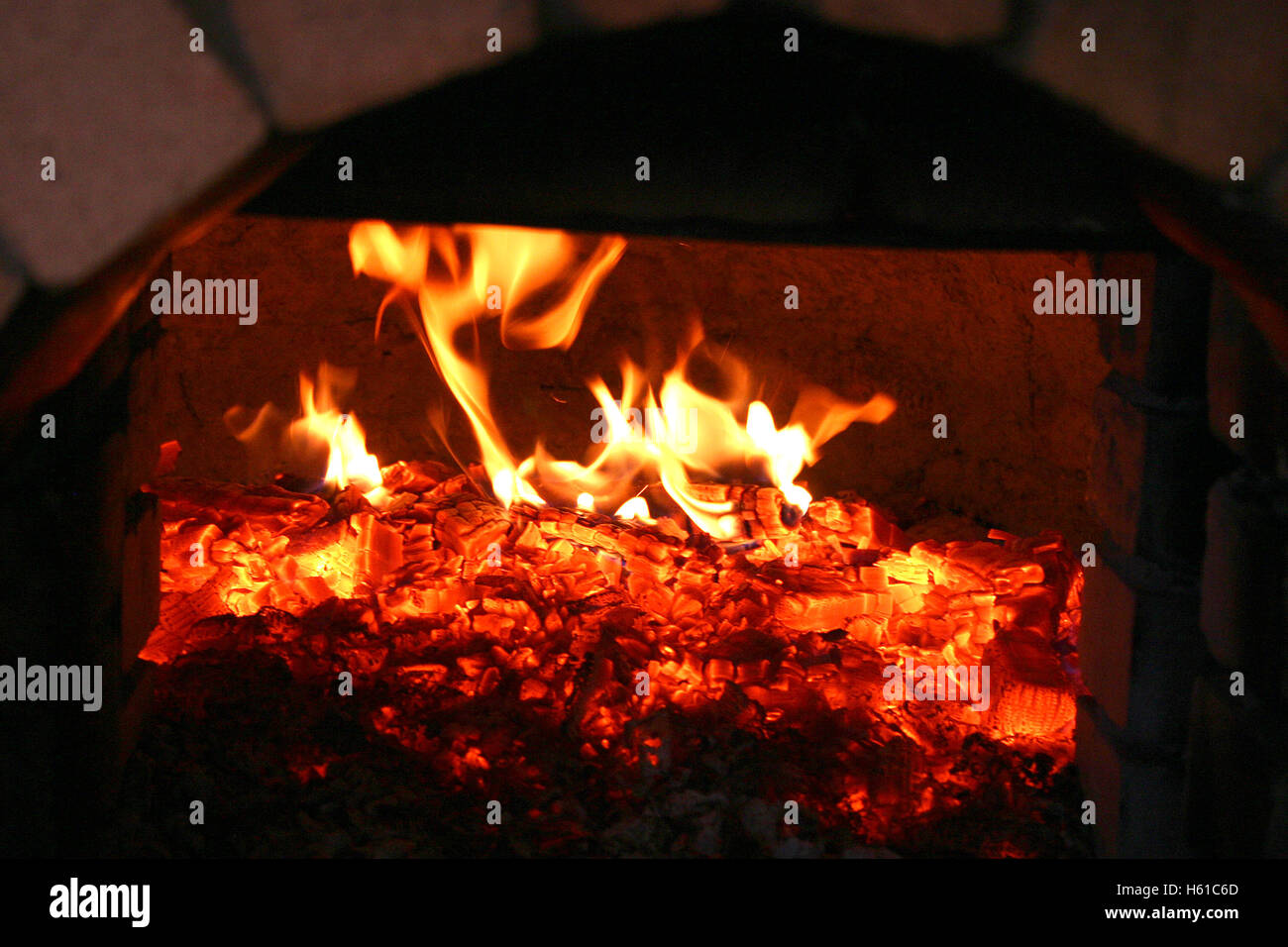 I registri di masterizzazione in mattone tradizionale forno in cucina di paese Foto Stock