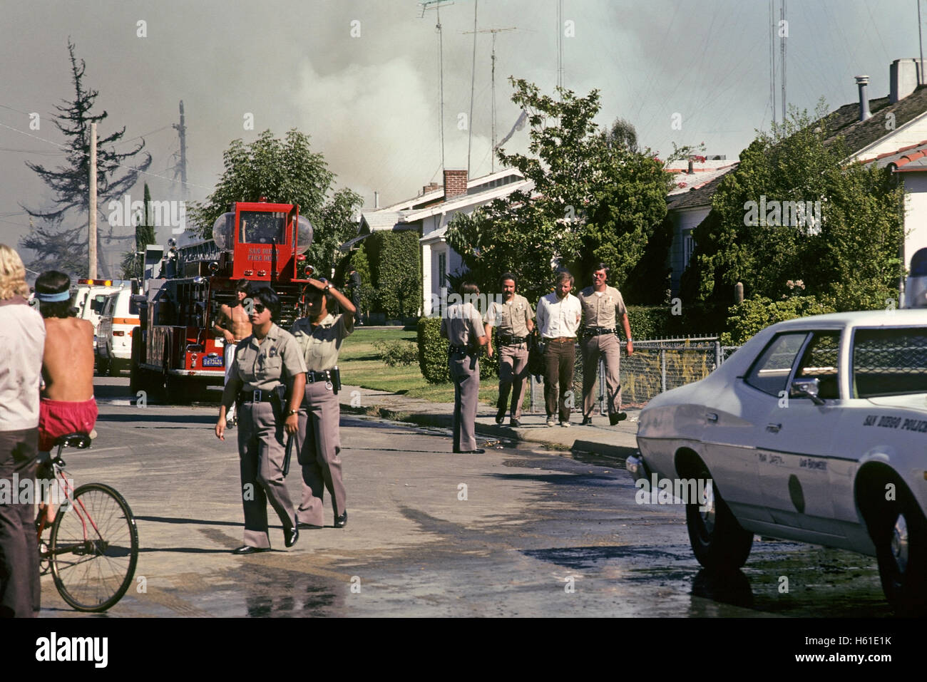 Fotoreporter di essere arrestati in San Diego quartiere PSA dopo un incidente aereo nel 1978. Foto Stock