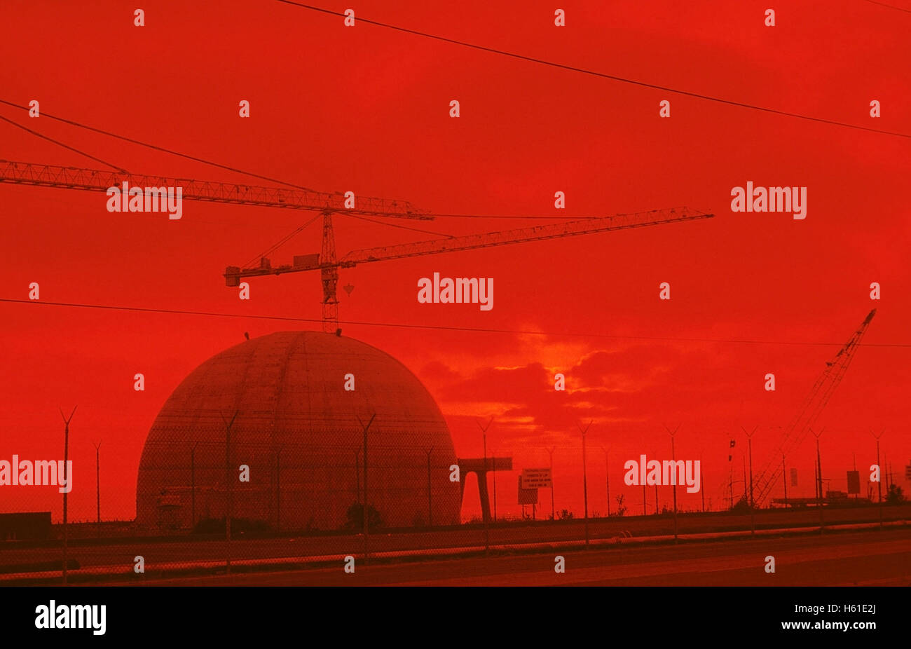 California - Costruzione di San Onofre Centrale Nucleare al tramonto con il filtro rosso. Foto Stock