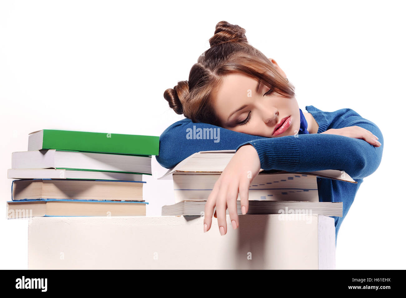 Stanco studente si è addormentato su libri di testo, isolato Foto Stock