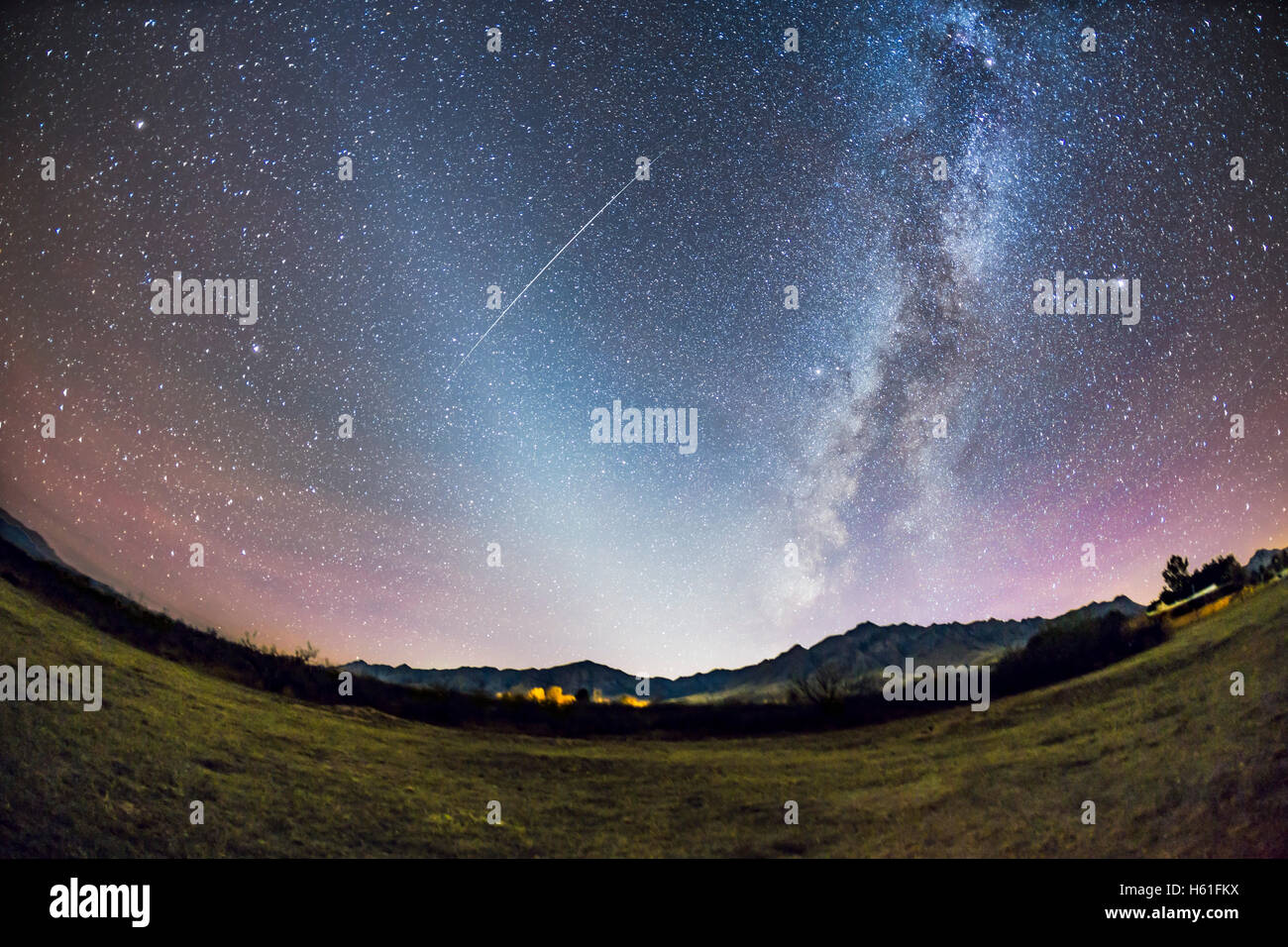 La luce zodiacale nel tardo autunno del cielo della sera da Arizona, affacciato sul Chiricahua le montagne vicino al portale, AZ. La zo Foto Stock