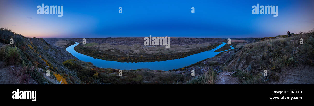 L'Harvest Moon del 16 settembre 2016, con un incremento di oltre il badlands del cervo rosso sulla valle del fiume dal punto di vista delle Orkney, a nord di DR Foto Stock