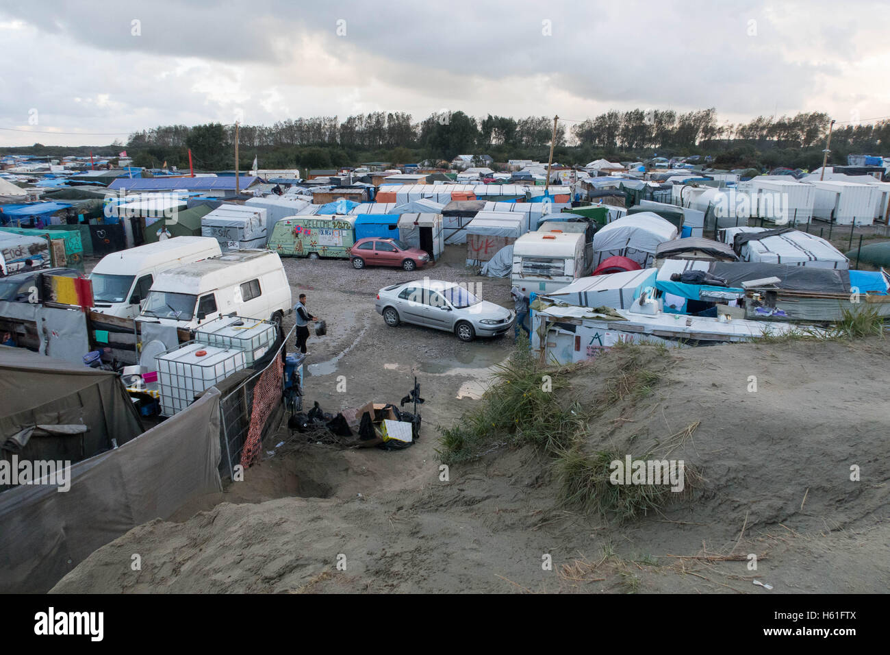 Vista generale GV di Calais 'Jungle' accampamento migranti da un alto punto di vantaggio sopra il campeggio Foto Stock