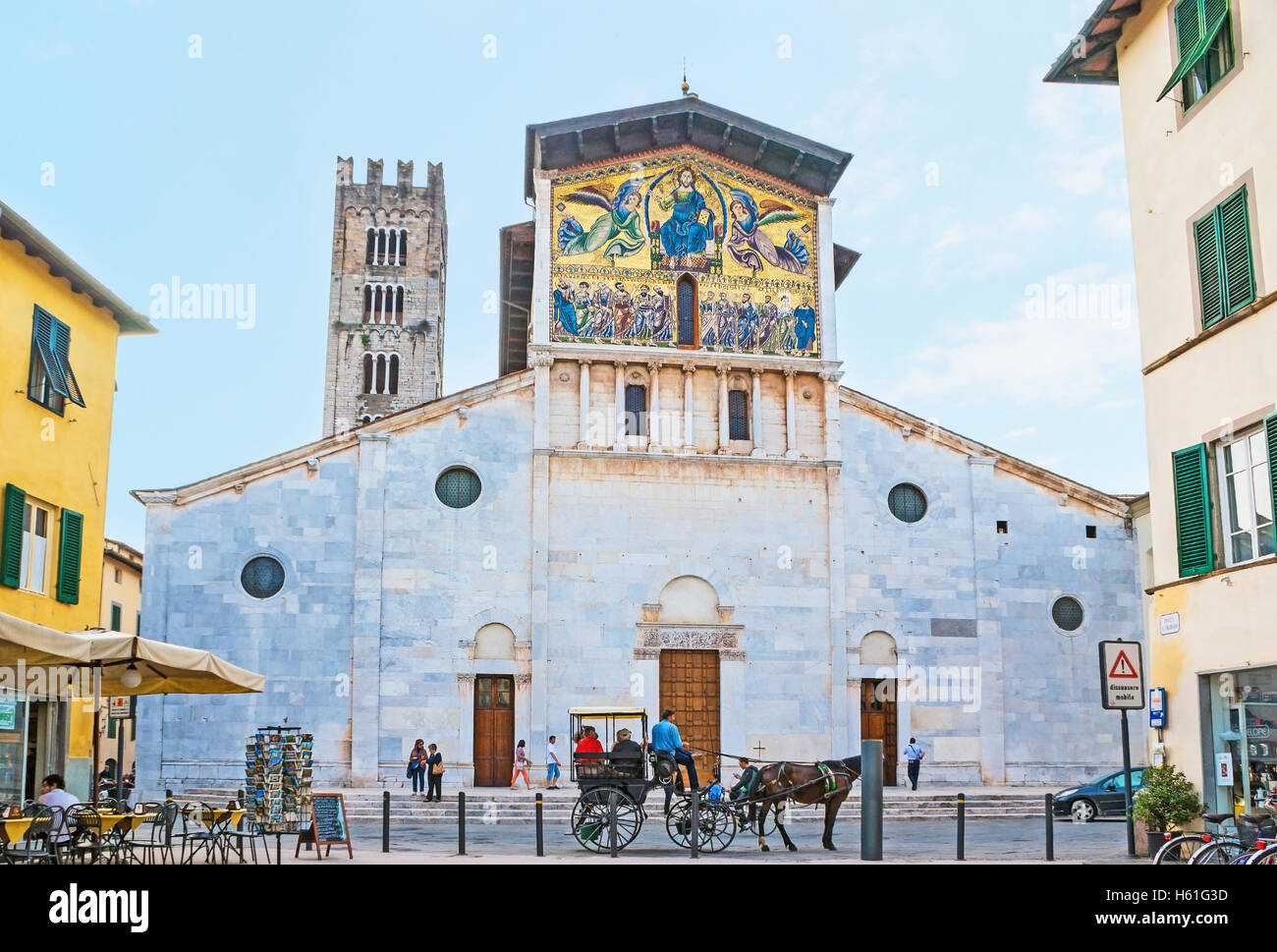 La piazza n davanti alla Basilica di San Frediano con monumentali mosaico in oro Foto Stock