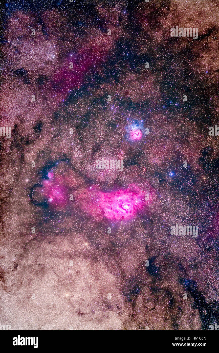 La spettacolare campo di Messier 8 e 20 di emissione e riflessione nebulas in Sagittario, con M8, aka la Nebulosa Laguna al di sotto, Foto Stock