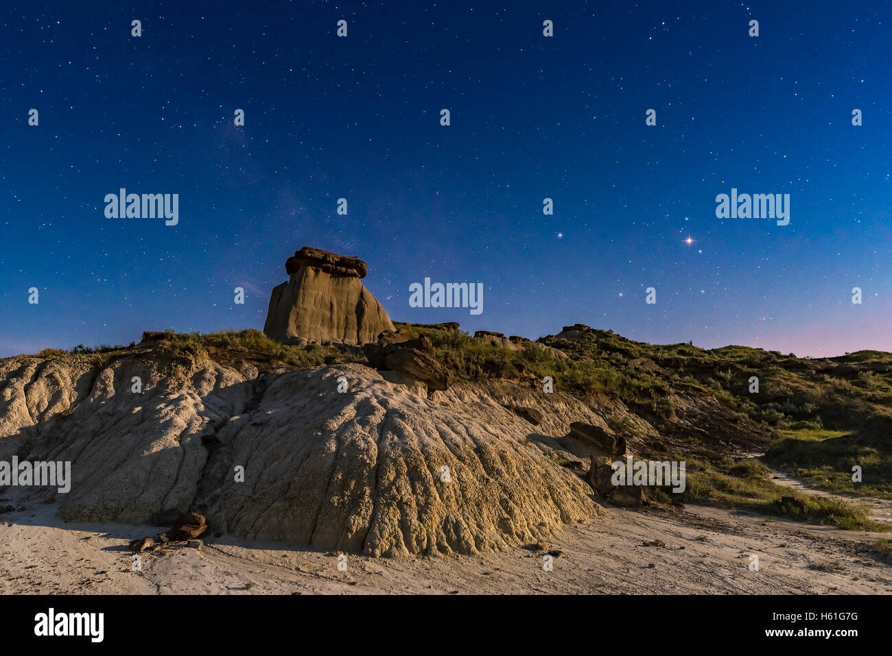 Marte (a destra) brilla vicino alla sua Maggio 22, 2016 in opposizione alla testa di scorpione oltre le terre desolate di dinosauro Provinci Foto Stock