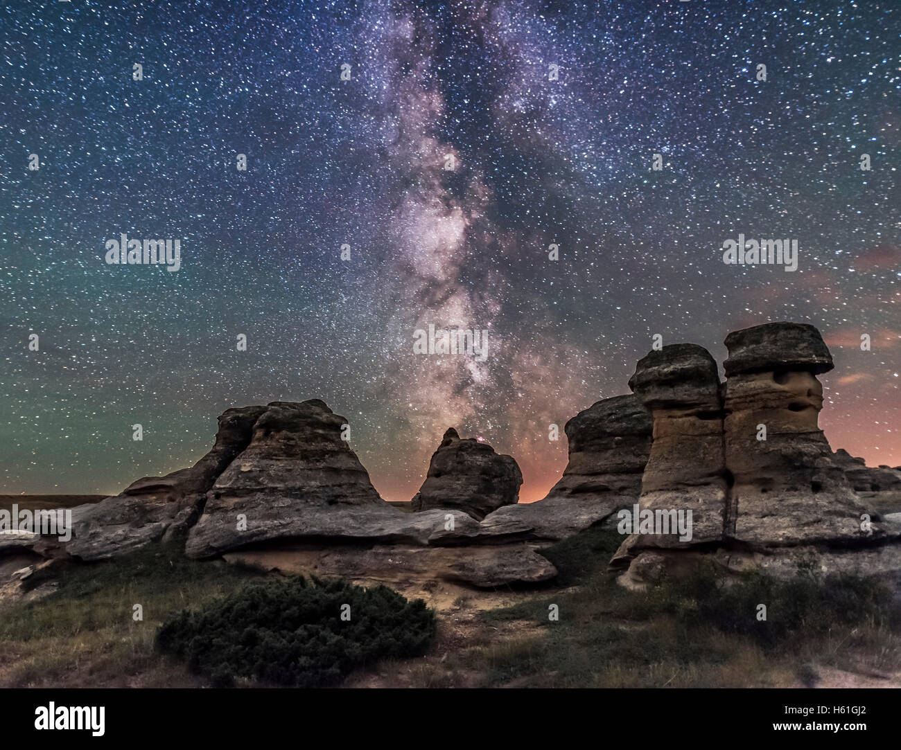 L'estate Via Lattea oltre le formazioni di arenaria a scrivere su pietra Parco provinciale nel sud Alberta, su un oscuro del Moo Foto Stock