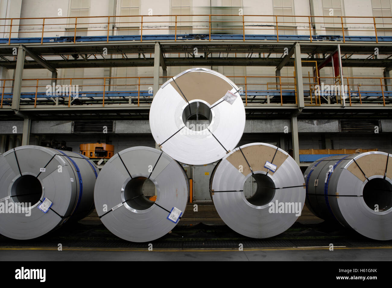 Rotoli di metallo per la produzione del telaio, golf la produzione di auto, impianto di VW a Wolfsburg, in Bassa Sassonia Foto Stock