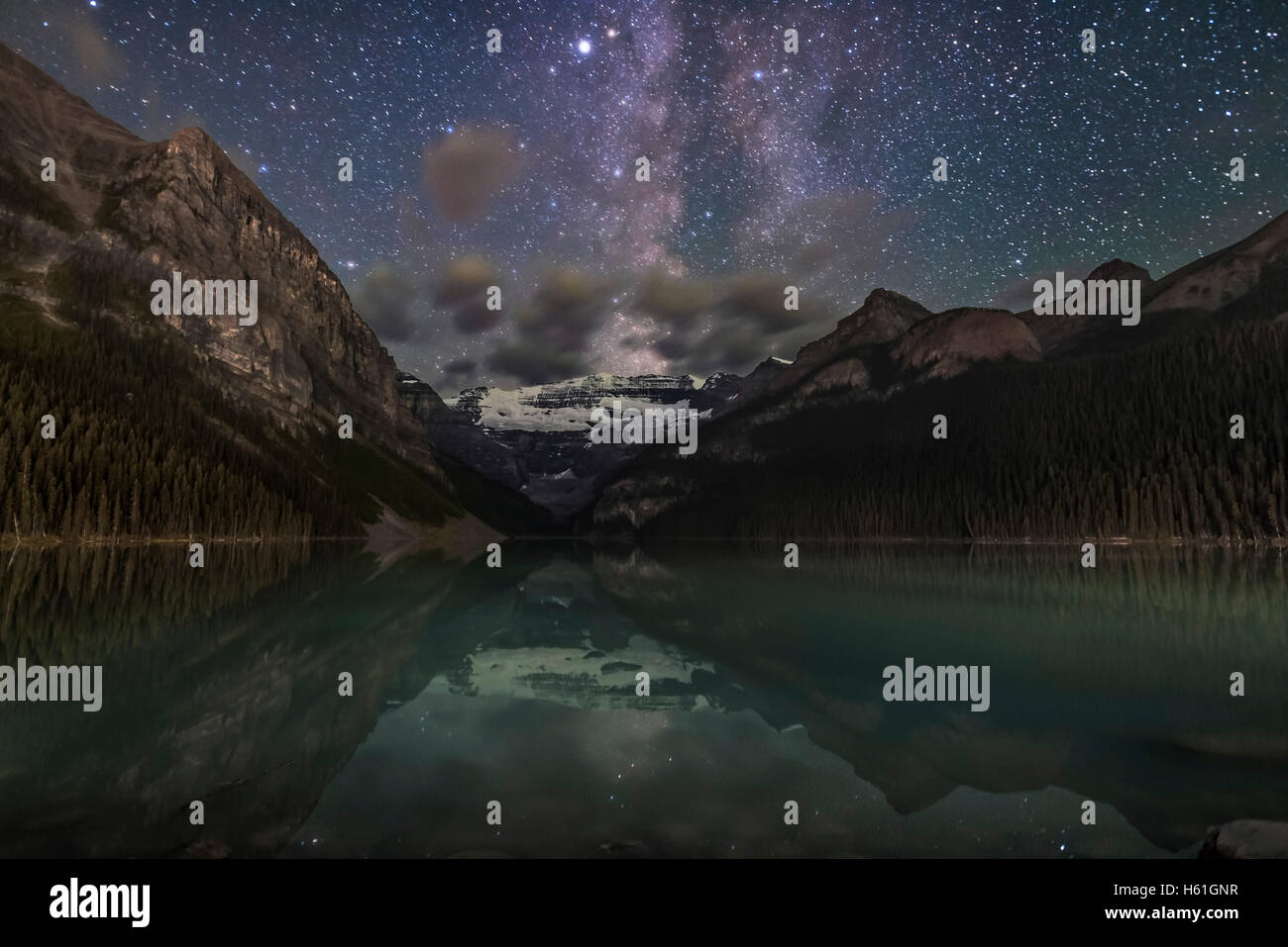 L'estate Via Lattea a sud-ovest su Ghiacciaio Victoria e al Lago Louise nel Parco Nazionale di Banff, Alberta in una notte senza luna, Foto Stock