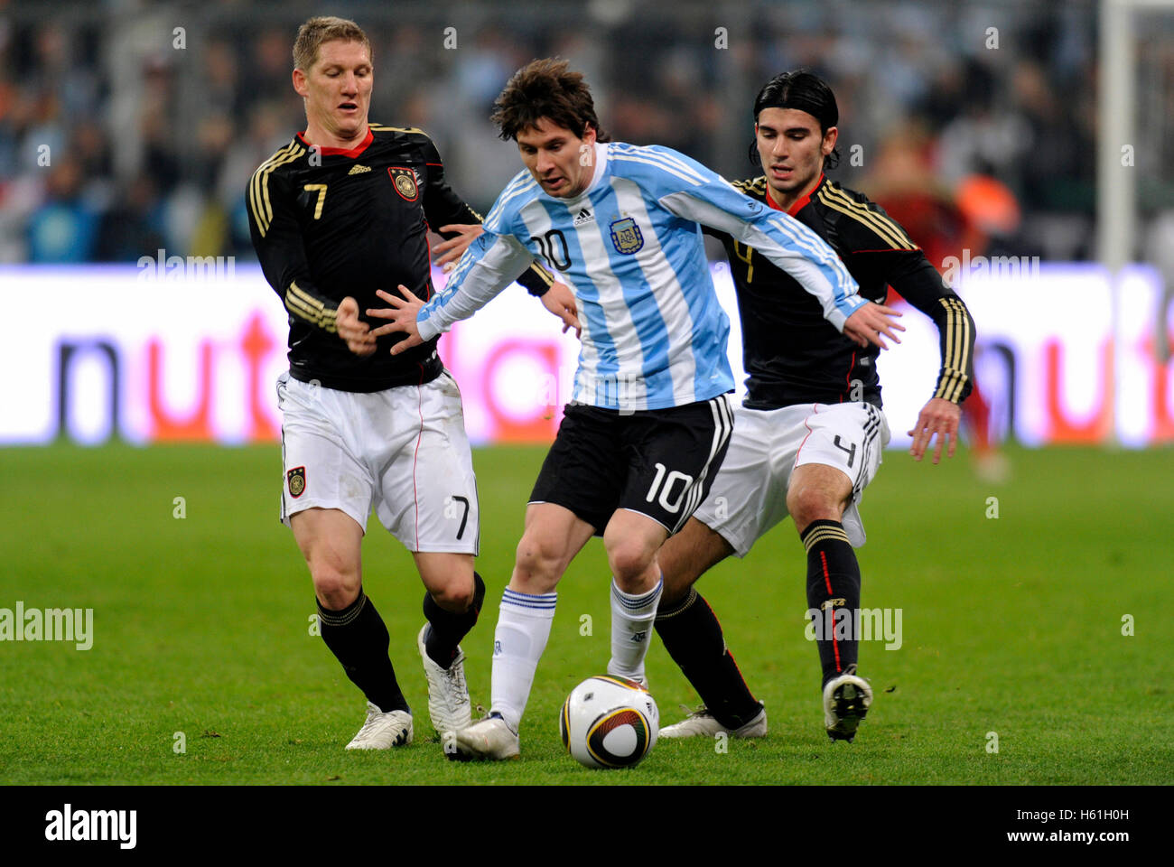 Da sinistra Bastian SCHWEINSTEIGER, Lionel Messi, Serdar Tasci, la partita  di calcio Germania - Argentina 0:1 Nel Allianz-Arena Foto stock - Alamy