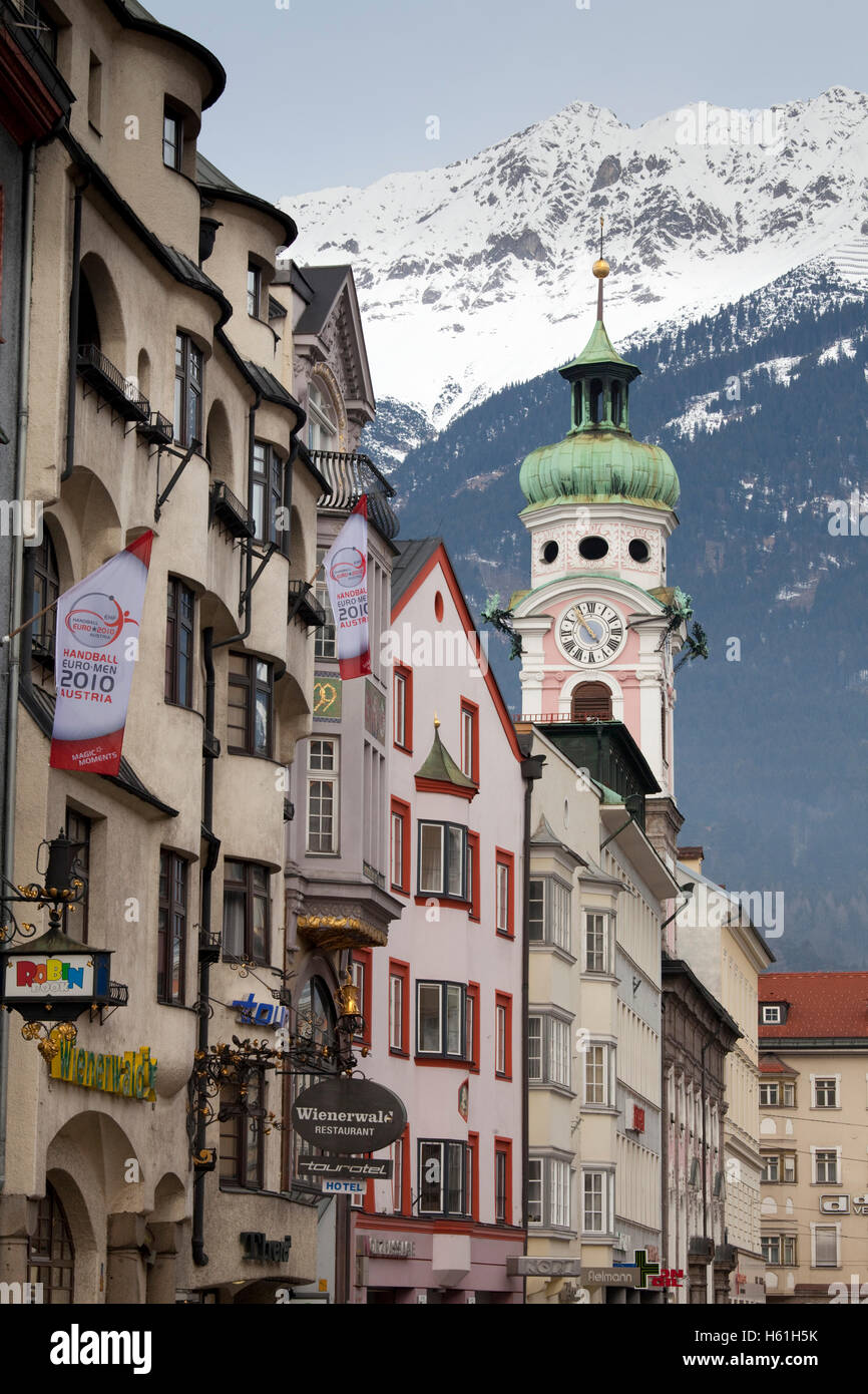 Chiesa Spitalskirche su Maria-Theresien Street, montagne Karwendel, capoluogo Innsbruck in Tirolo, Austria, Europa Foto Stock