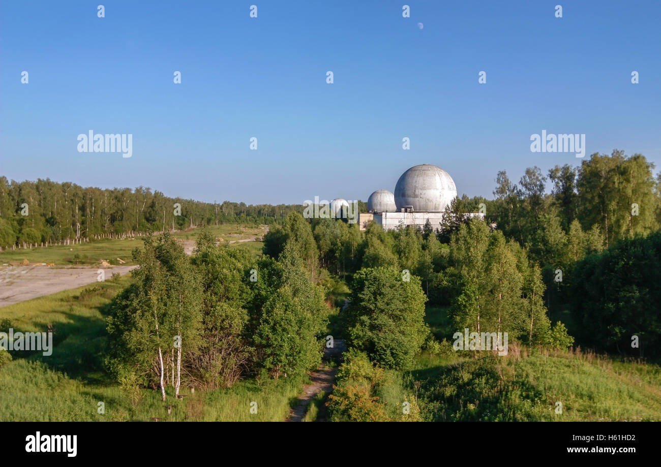 Base militare russa nella foresta con alcuni dei più grandi cupole di una antenna radar Foto Stock Base militare russa nella foresta con alcuni dei più grandi cupole di una antenna radar Foto Stock