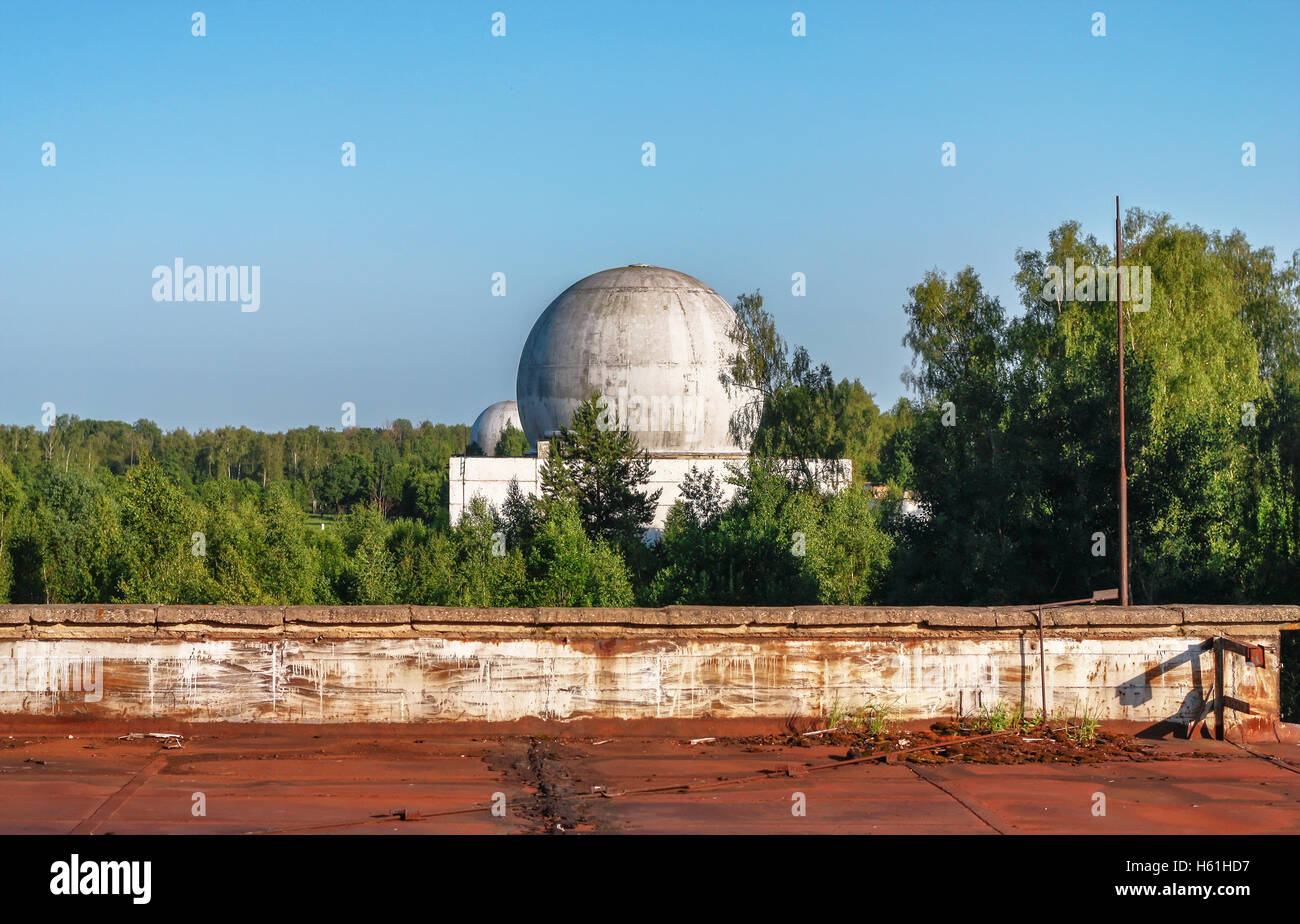 Antico e grande cupola di un antenna radar di una base militare Russa Foto Stock Antico e grande cupola di un antenna radar di una base militare Russa Foto Stock
