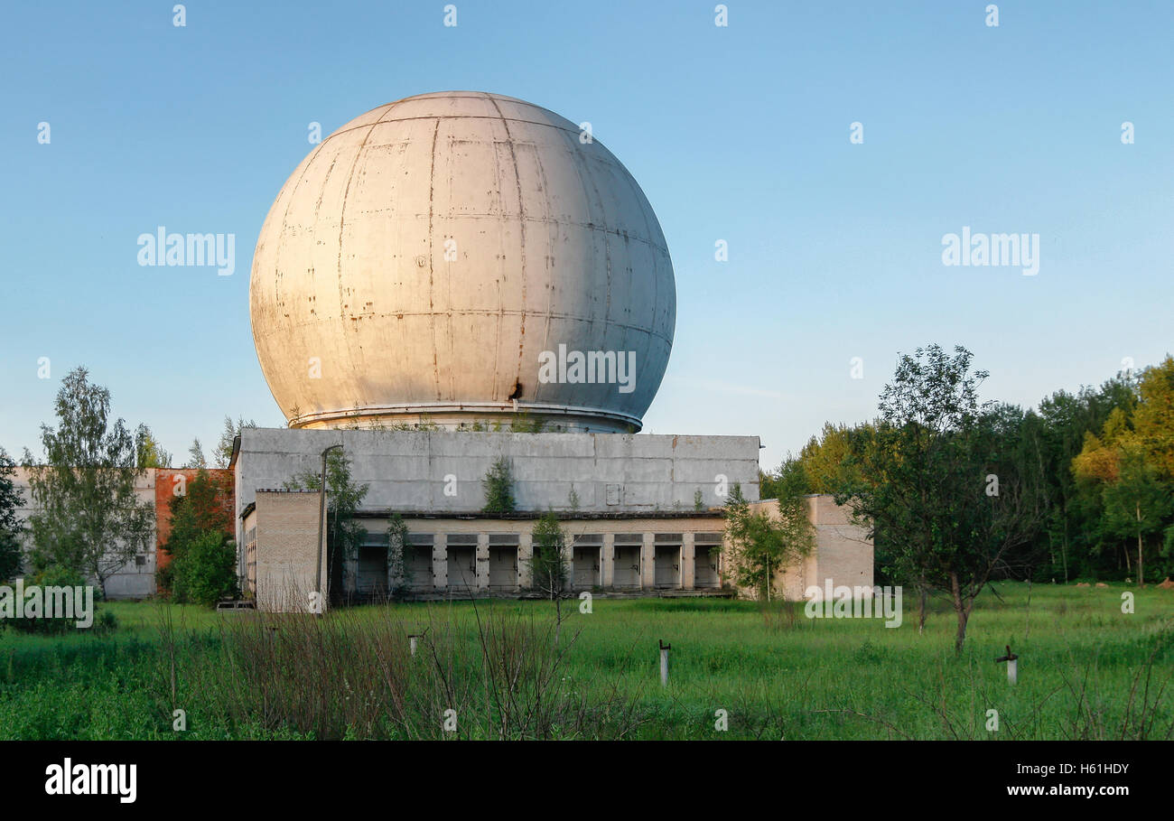 Vecchia cupola gigante di un antenna radar di una base militare Russa Foto Stock