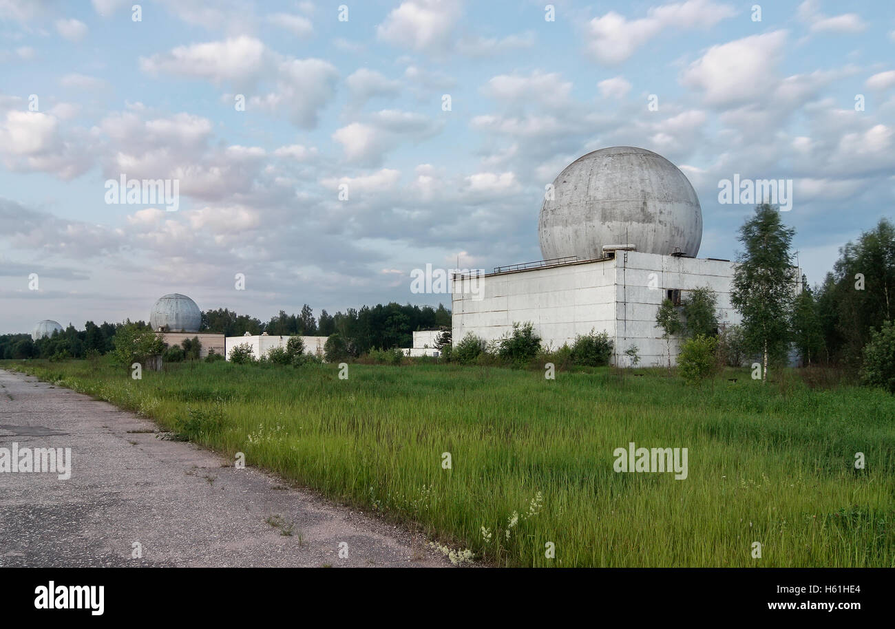 Base militare russa nella foresta con alcuni dei più grandi cupole di una antenna radar Foto Stock Base militare russa nella foresta con alcuni dei più grandi cupole di una antenna radar Foto Stock