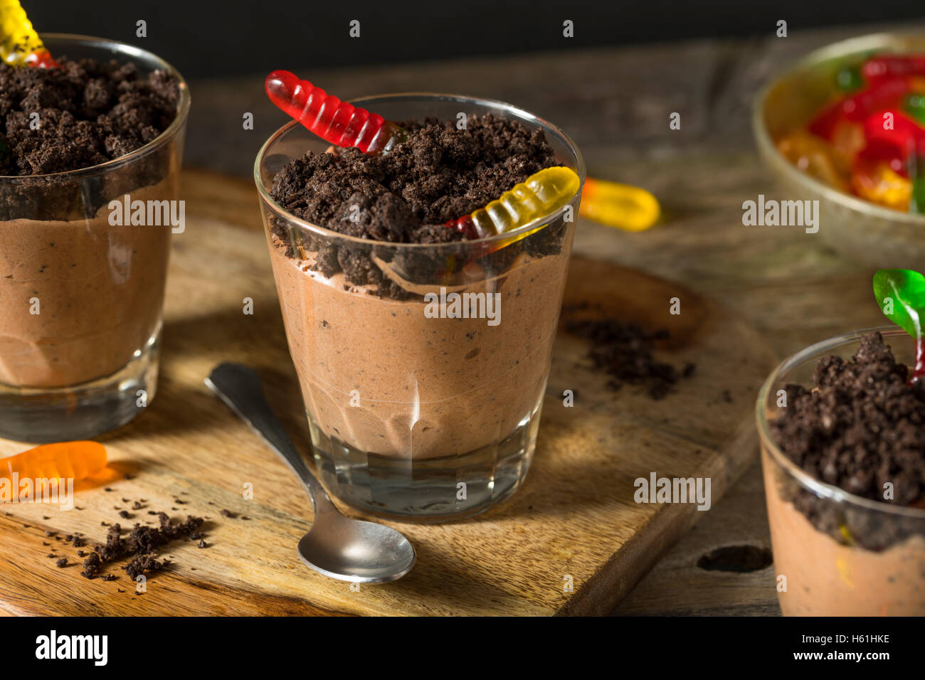 Cioccolato artigianale budino di sporcizia con Gummy worm Foto Stock