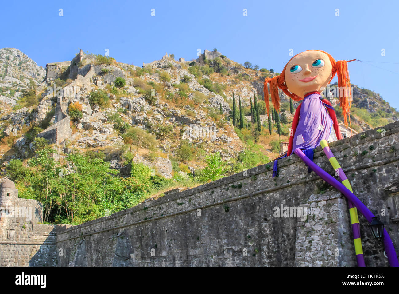 La sezione della parete della città, Kotor, MONTENEGRO - circa agosto, 2016. Foto Stock