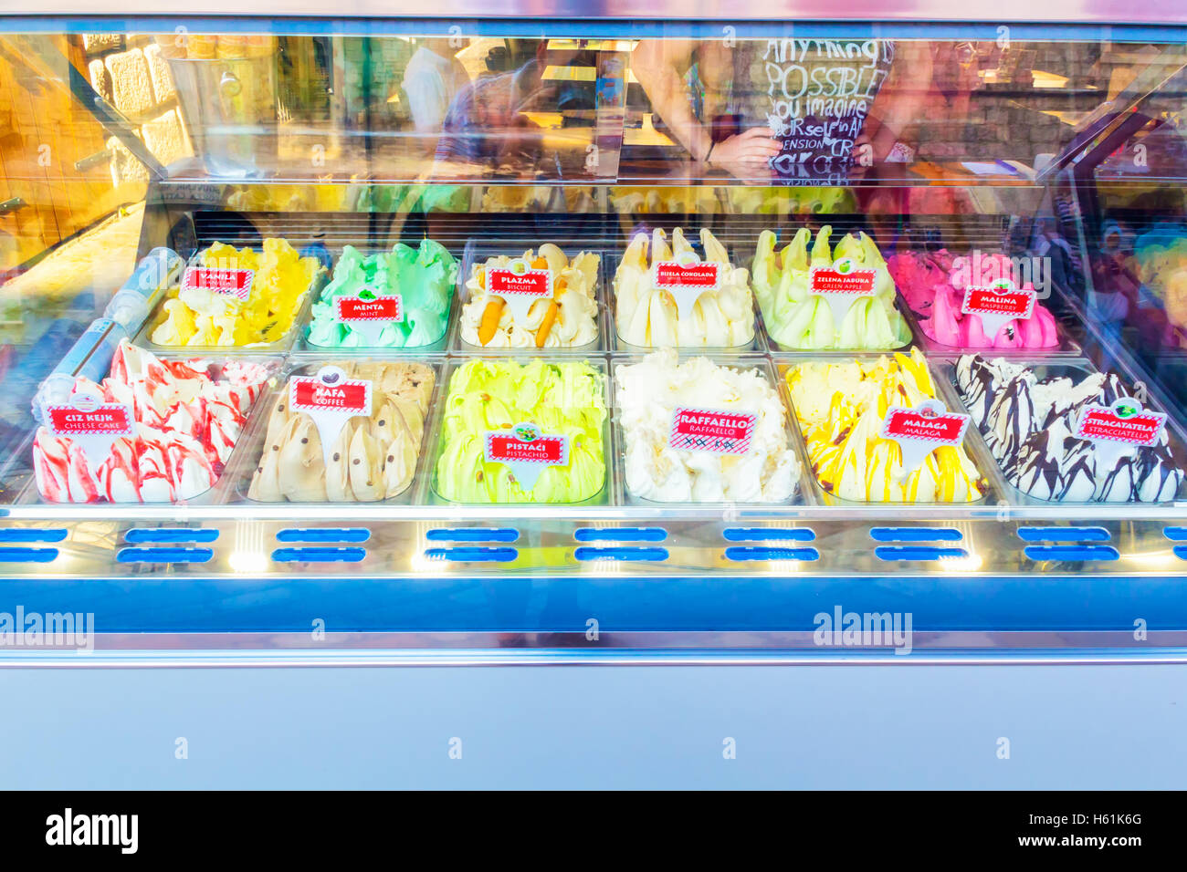 ICE CREAM DISPLAY, Kotor, MONTENEGRO - circa agosto, 2016. Foto Stock