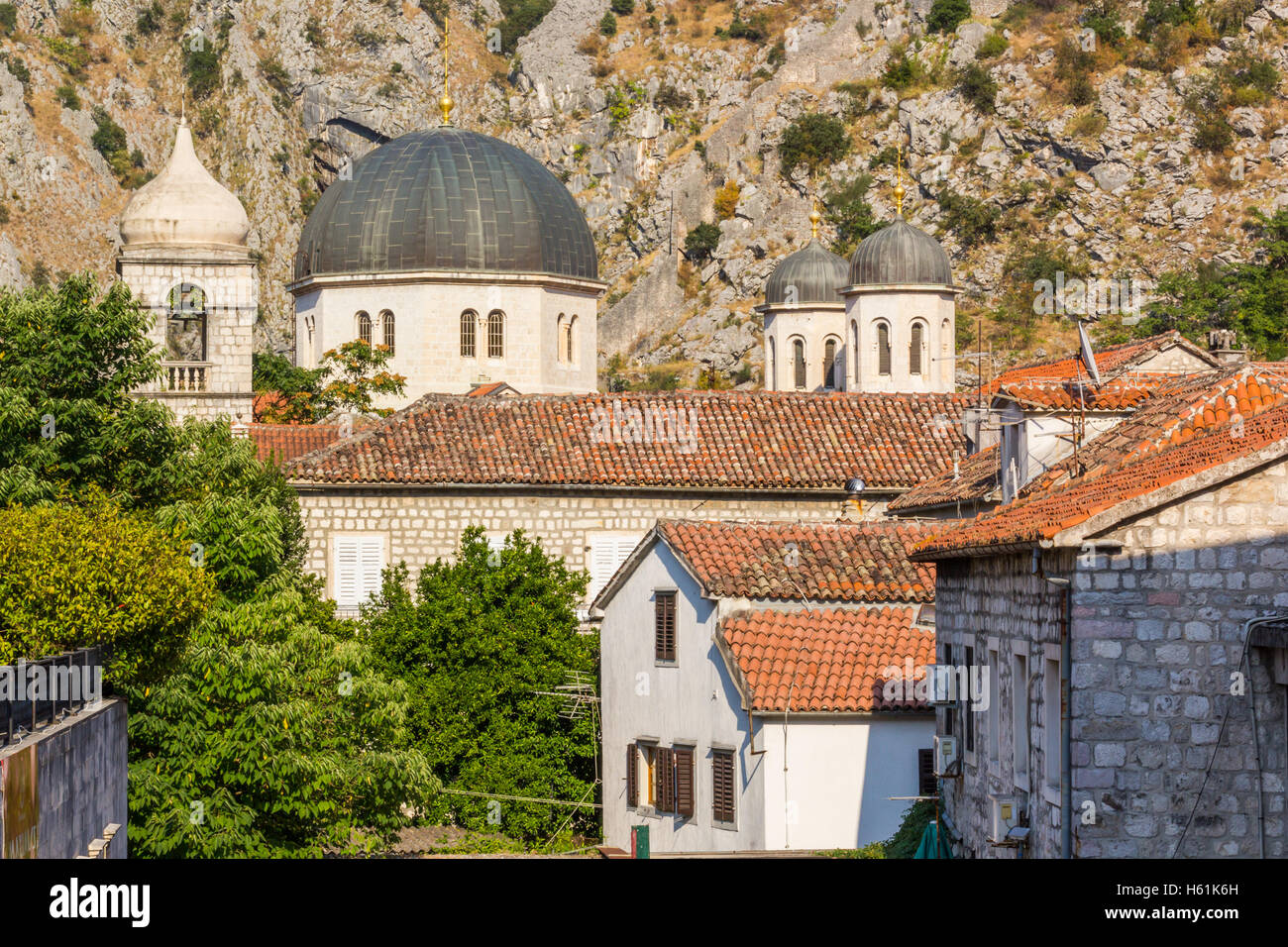 Cupole di LA CHIESA DI SAN NICOLA, Kotor, MONTENEGRO - circa agosto, 2016. Foto Stock