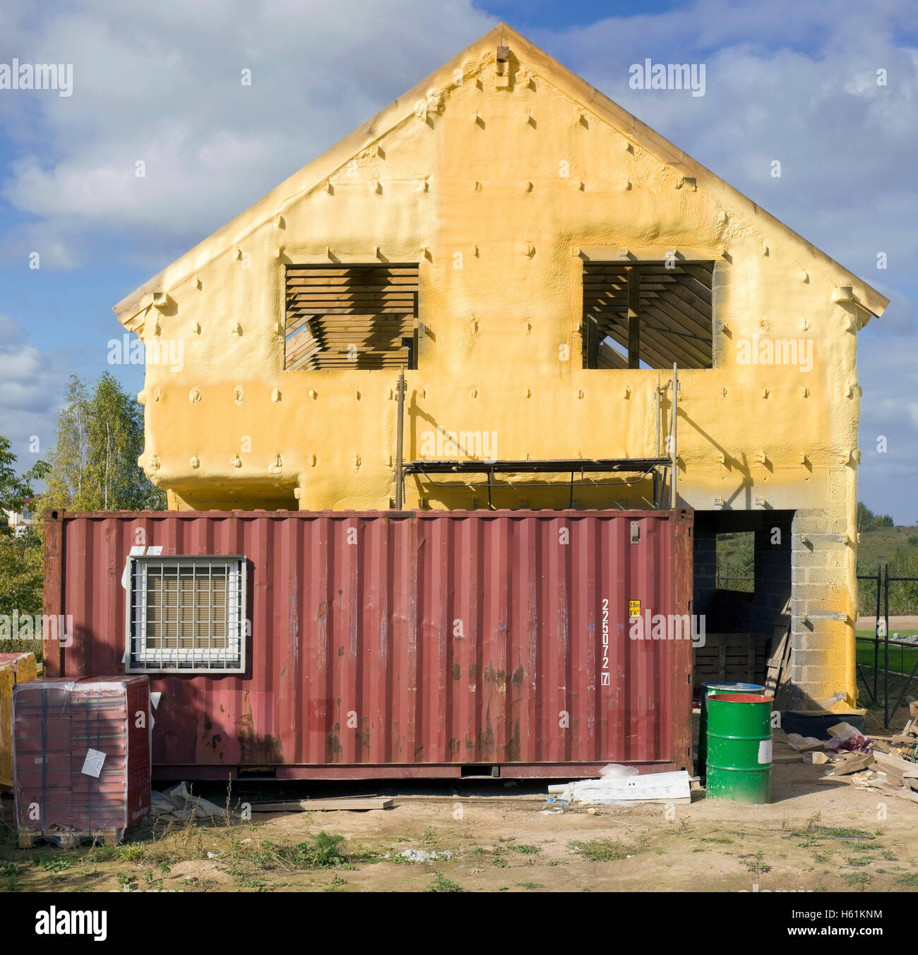 Le pareti delle case rurali con coperchio giallo schiuma di costruzione. Esso permette di mantenere il calore durante la stagione fredda. Nessun nome la produzione di massa b Foto Stock