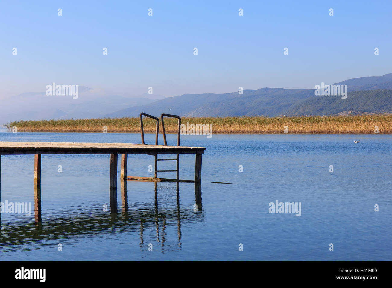 Il molo di legno sul lago di Ohrid, FYROM (Macedonia) Foto Stock