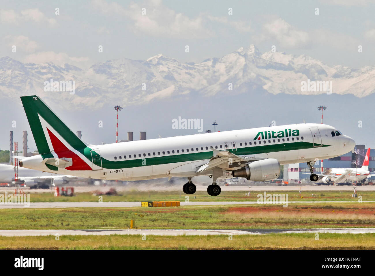 Alitalia Airbus A320-216. Fotografato all aeroporto di Malpensa, Milano, Italia Foto Stock