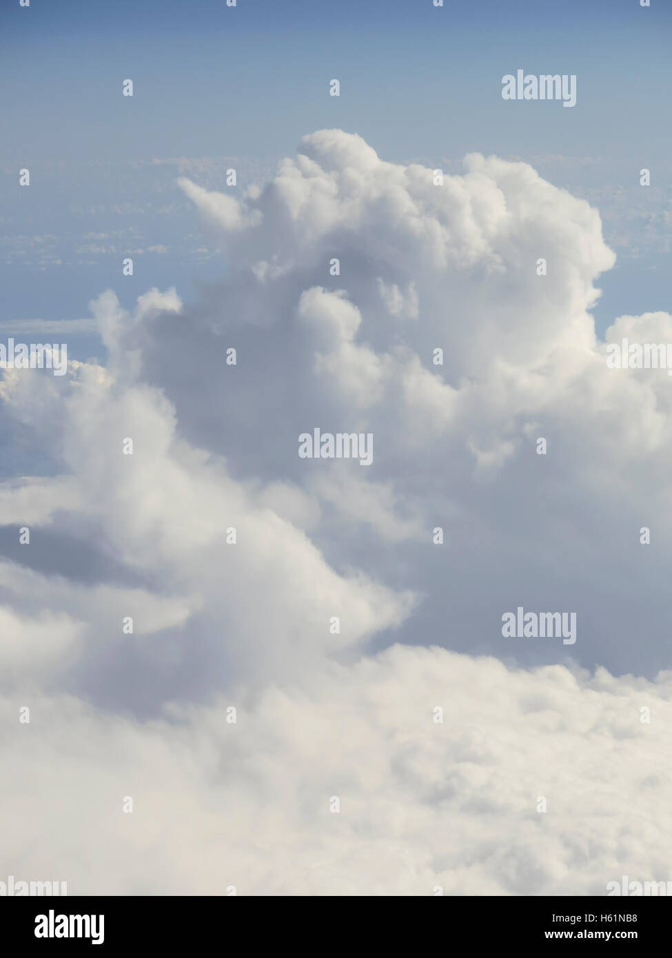 Bella cloudscape su un cielo blu come visto da sopra Foto Stock