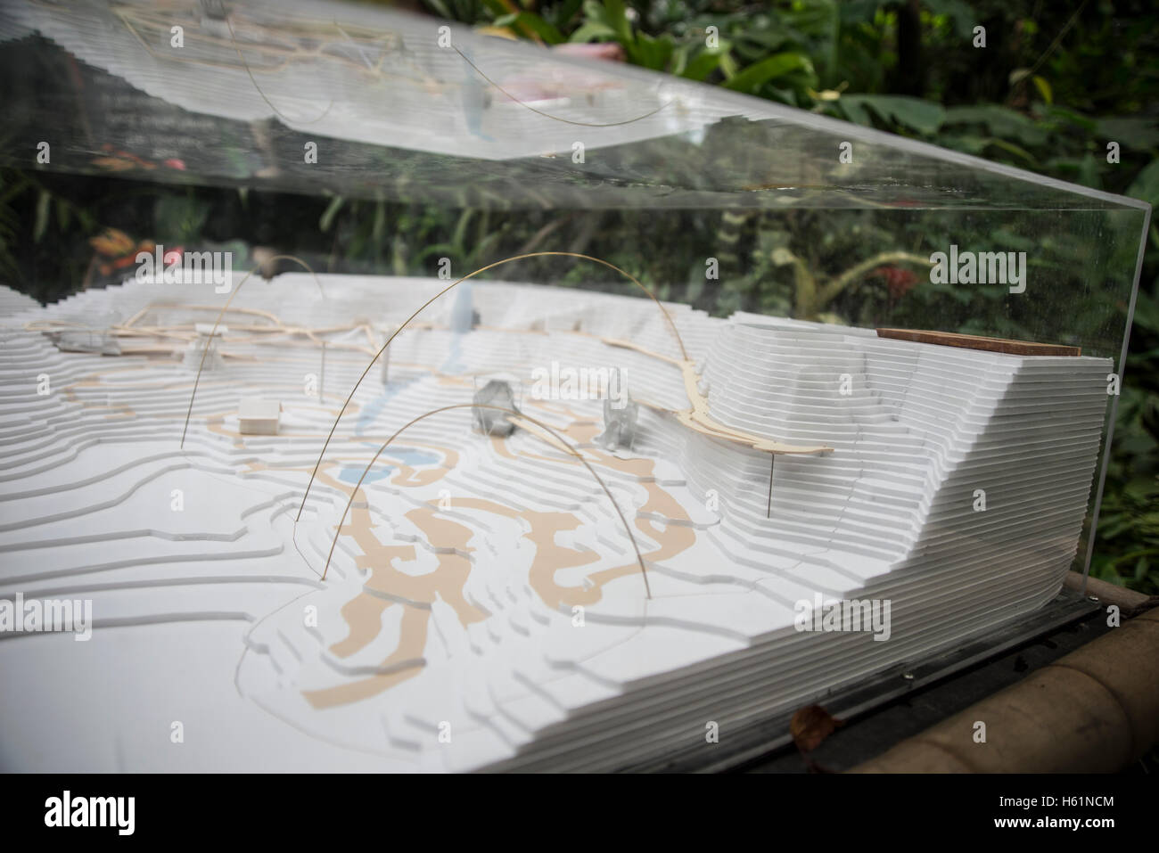 Un modello all'interno di Progetto Eden's Rainforest, che mostra la successiva fase di costruzione della passerella aerea. Foto Stock