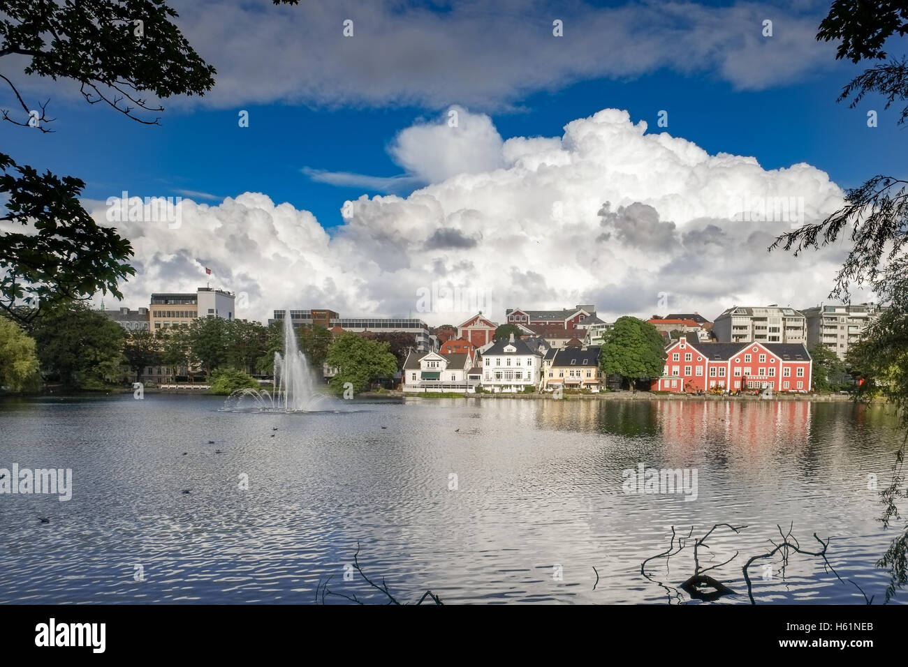 Stavanger, Norvegia - Luglio 2016: Breiavatnet, il lago nel centro della citta'. Foto Stock