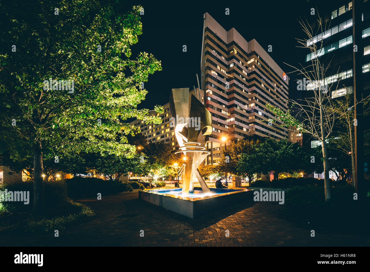 Fontana e moderno edificio di notte a Columbia nella Carolina del Sud. Foto Stock