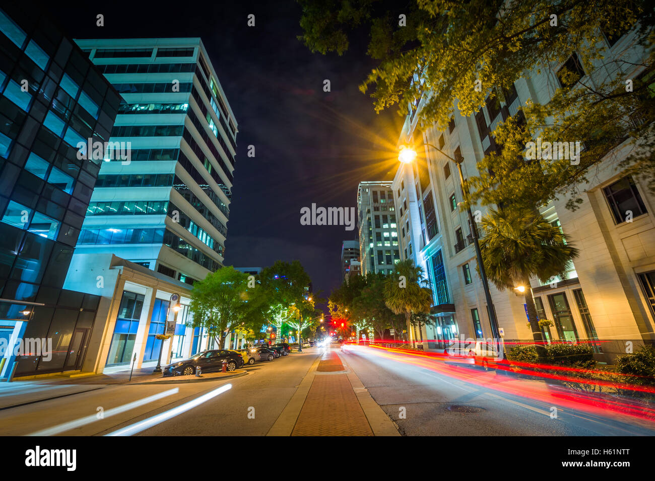 Strada principale di notte nel centro di Columbia, nella Carolina del Sud. Foto Stock