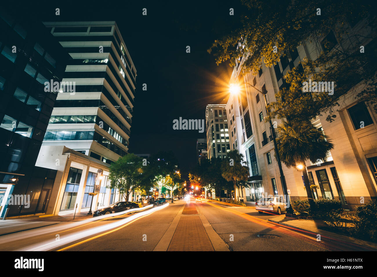Strada principale di notte nel centro di Columbia, nella Carolina del Sud. Foto Stock