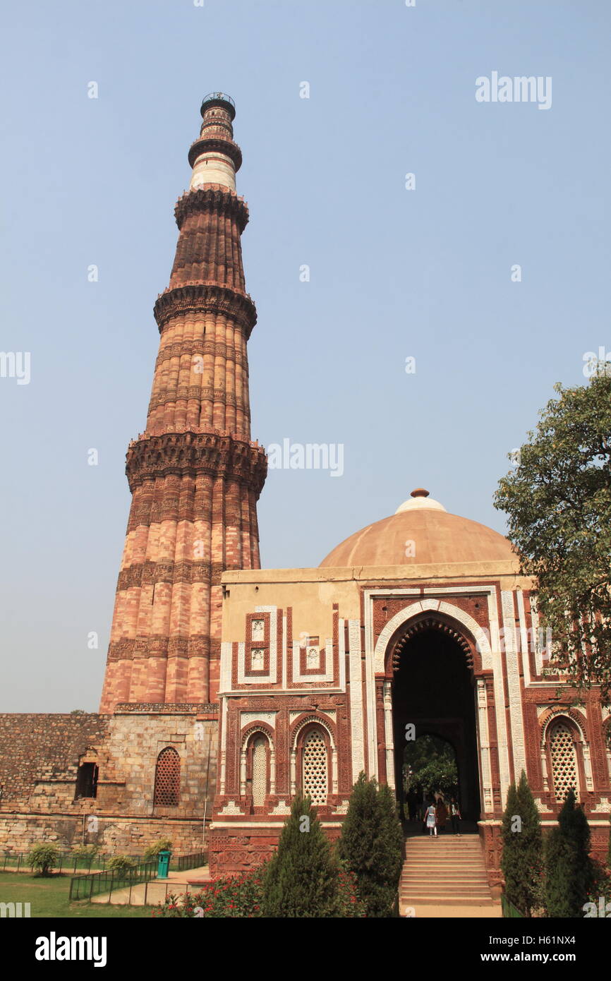 Qutb Minar e Alai Darwaza, Mehrauli parco archeologico, Delhi, India, il subcontinente indiano, Asia del Sud Foto Stock